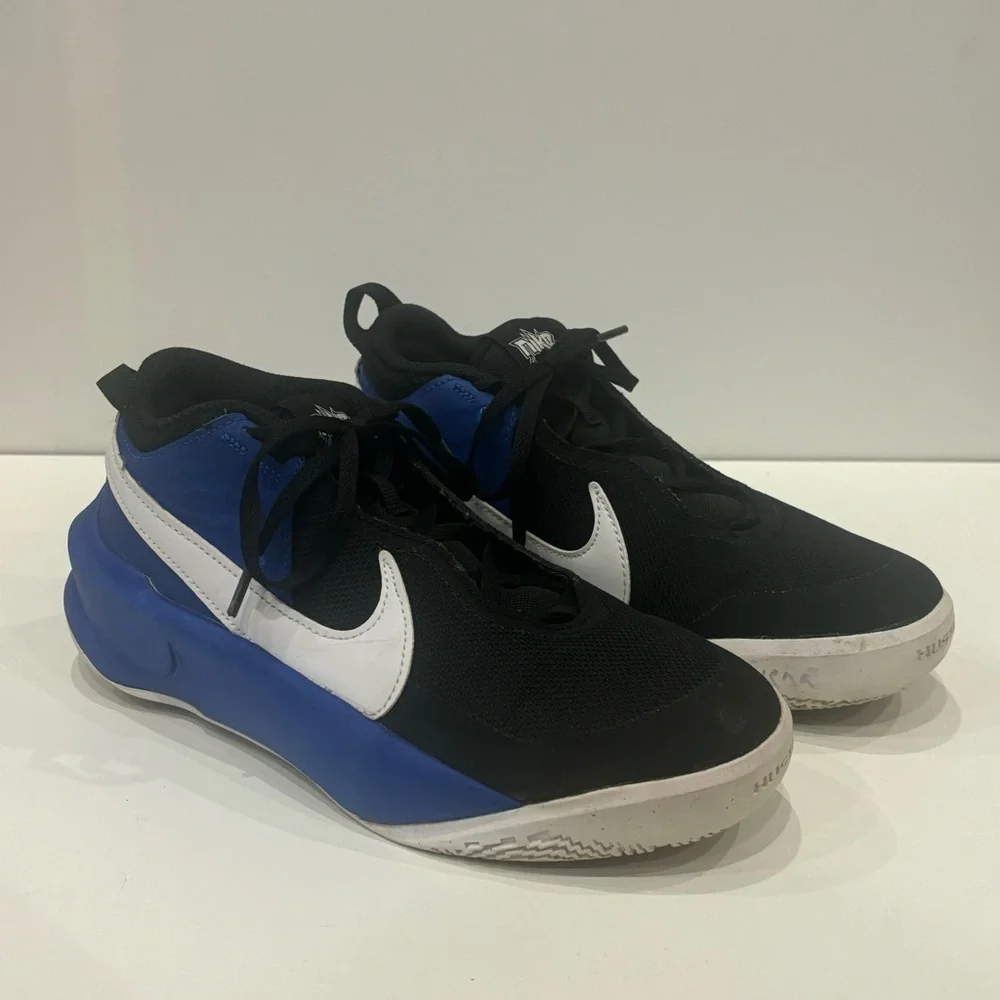 Nike Kid's Team Hustle D10 (GS) Basketball Shoe- hardly worn